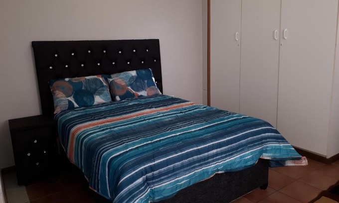 Greater Johannesburg Metropolitan Area House | Cottage, close to UJ, Milpark, Wits