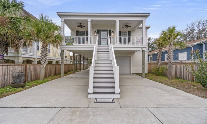 Atlantic Beach House | Cottage Glynis - 3 BR Home Steps to the Beach
