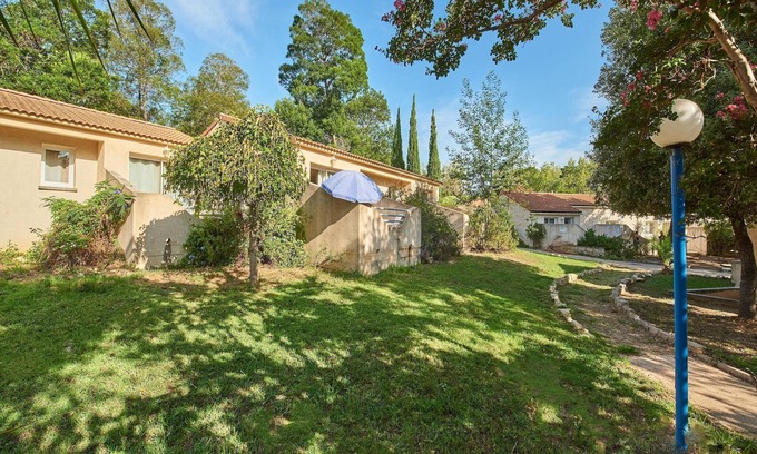 Sari-Solenzara House | Cottage in Corsica with Garden Terrace