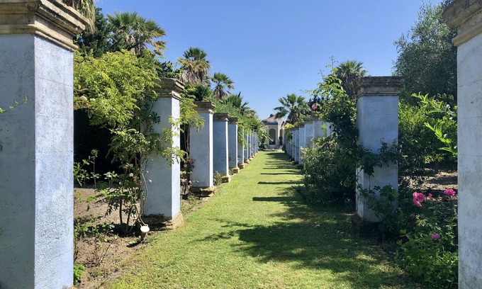 Marsala House | Cottage in historic garden on the seafront of the Lagoon