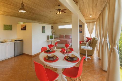 Escobal House | Cottage in Magic Mountain Views