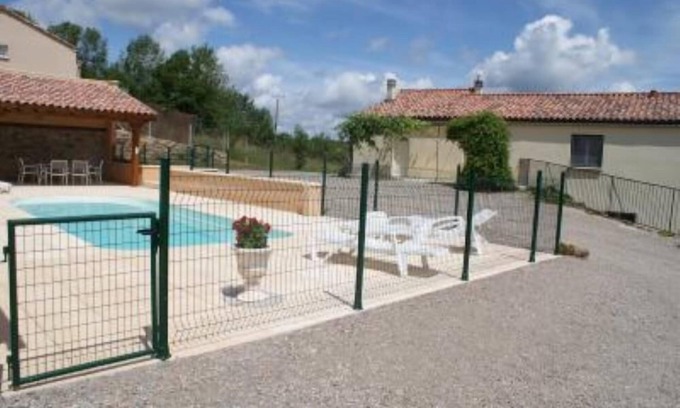 Thegra Cottage | cottage in the countryside with private pool, covered summer kitchen at thégra