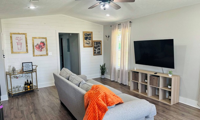 Sulphur House | Cottage in the heart of Sulphur