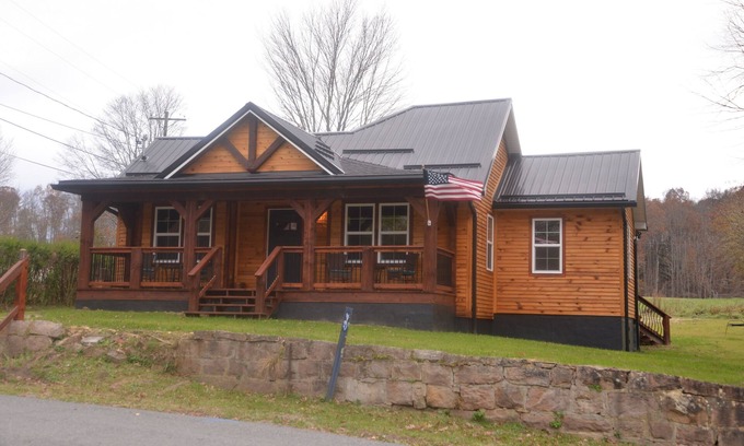 Victor House | Cottage New River National Park 3 Minutes to the Bridge. Renovated & Hot Tub.