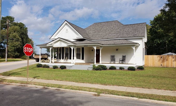 Wendell House | Cottage on the Boulevard -3 Bds, 6-8 ppl
