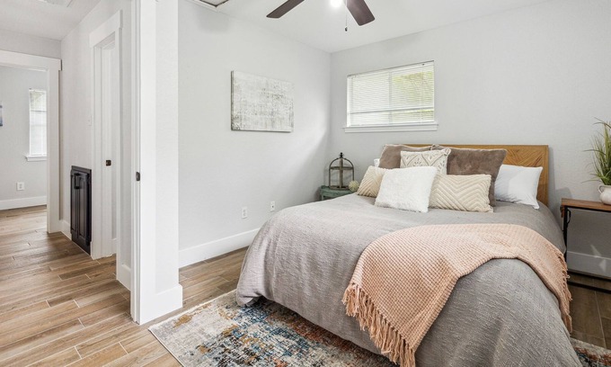 Dennis Cottage | Cottage on the Water 10 minutes from the square!