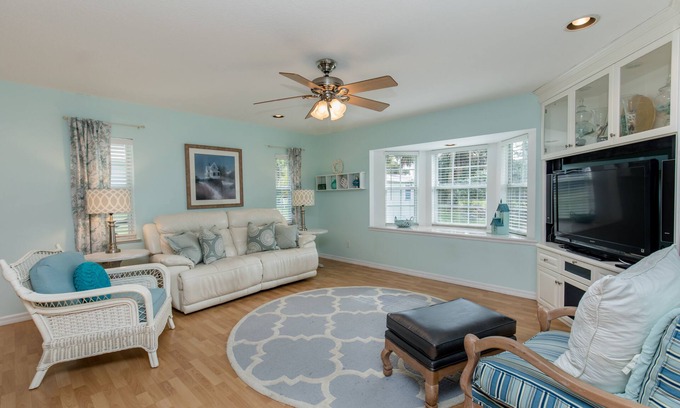 Sebastian Highlands House | 🍹🌞 Cottage Paradise! 2BR/2BA, Pets Welcome, TV, Wi-Fi
