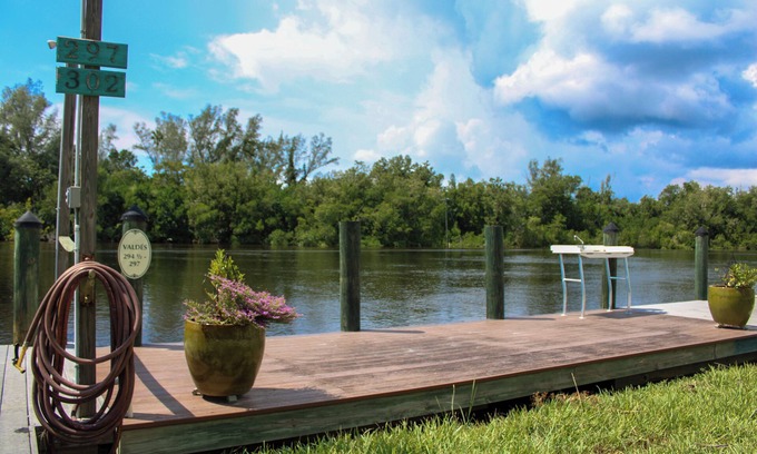 Naples Cottage | Cottage retreat with walking distance to the Dock 🐠