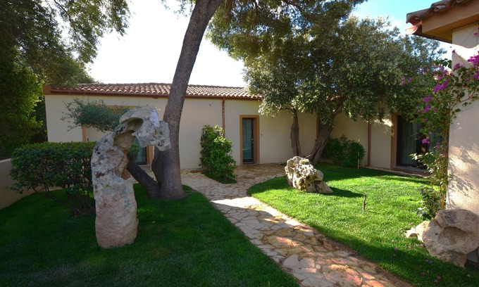 Arzachena House | Cottage The Olive Trees -B- Studio apartment with garden