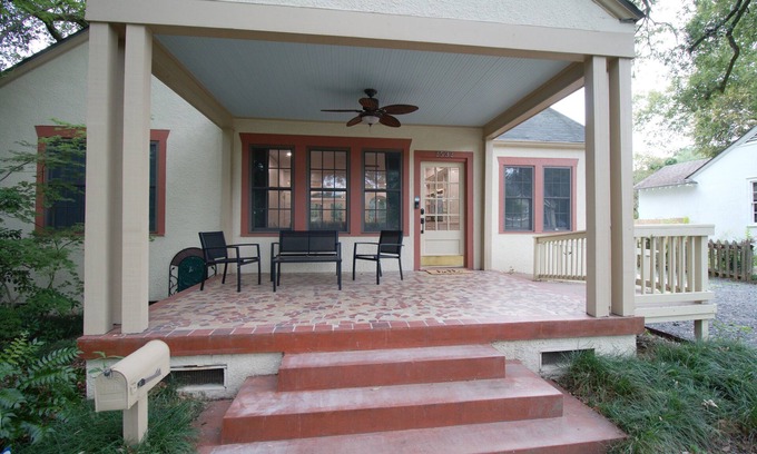 Highlands - Perkins House | Cottage under the oaks! Walk to LSU games!