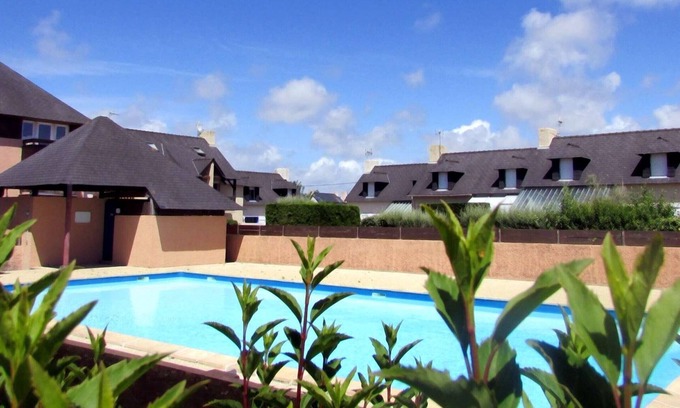 Etel House | Cottage with pool and pets allowed near beach in Erdeven
