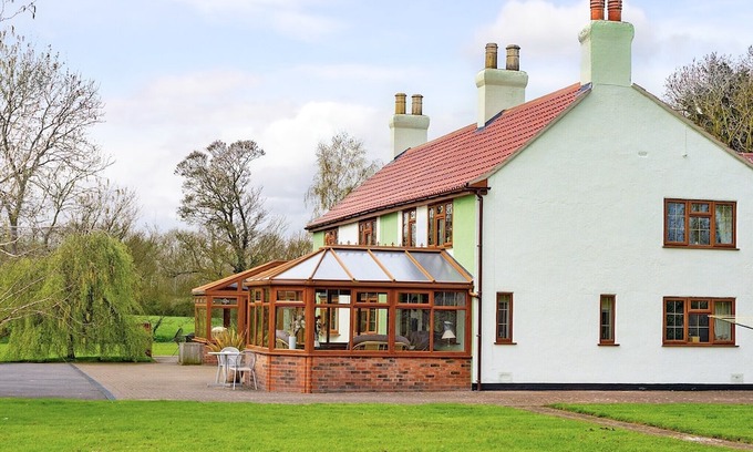 Alford Cottage | Cottage with two doubles and one single.