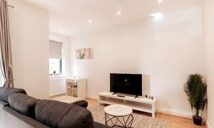 Coulsdon West Apartment | Coulsdon -Entire 2BR Flat, Covered Balcony - Walk to Station