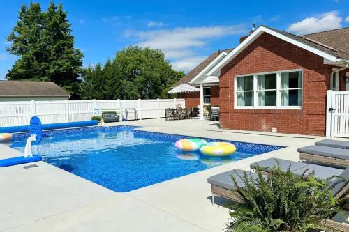 Winesburg House | Country Comfort with Pool Family & Groups