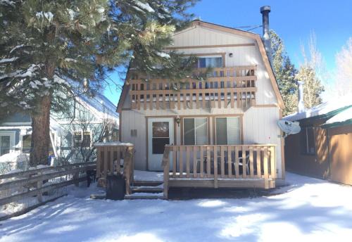 Big Bear House | Country Cottage - Near Hiking Trails, Fireplace, Deck, Barbecue
