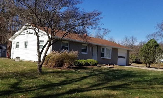 Paw Paw Lake House | Country Cottage-Steps from Little Paw Paw Lake Beach