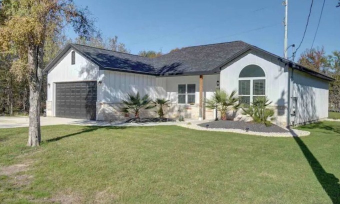 Bastrop House | Country feel in this open plan 3 bed/2 bath home.