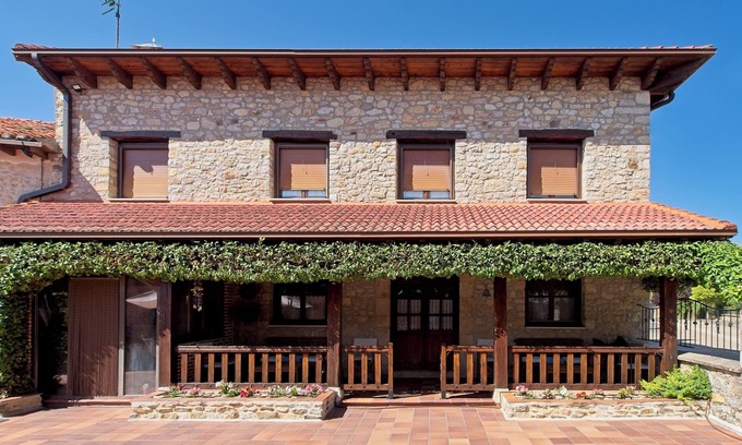 Tarilonte de la Pena House | Country House 'El Encinar' with Mountain View, Private Garden and Wi-Fi