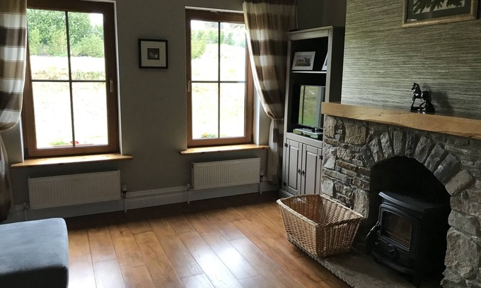 Rosbercon Cottage | Country home with a view of green fields