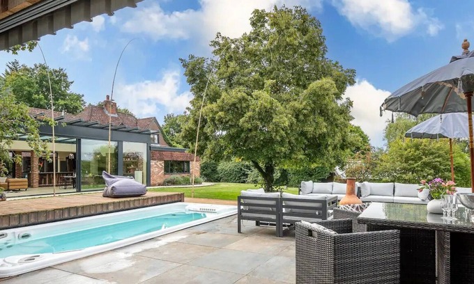 Stockcross House | Country House, 4 Acres, Views & Swimming Pool I Pass The Keys