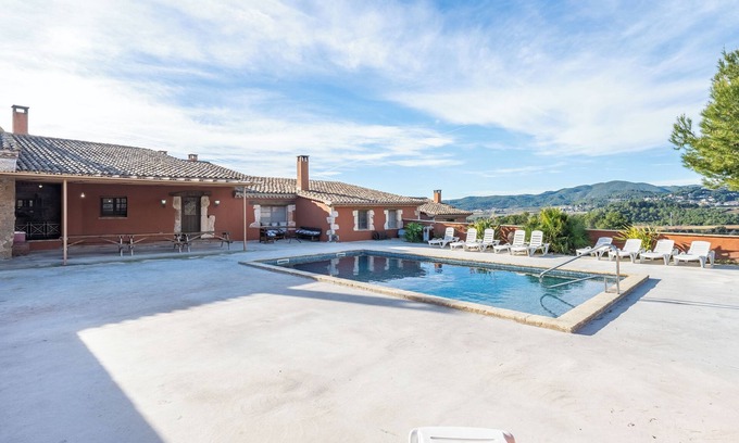Torrelles de Foix House | Country House 'Can Cruset' with Mountain View, Private Pool and Wi-Fi