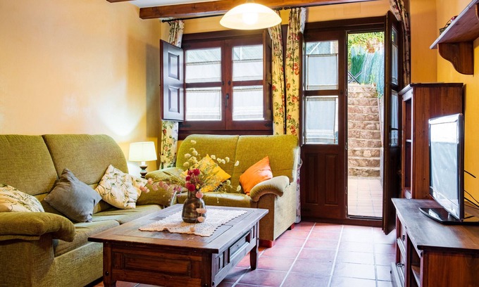 Candelario House | Country House 'Las Puentes 2' with Mountain View, Private Garden and Wi-Fi