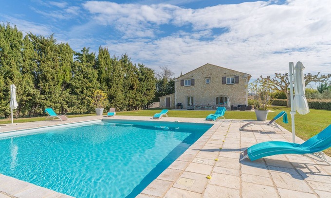 Plan-d'Orgon Villa | Country House "Mas sous les Oliviers" with Pool, Garden and Wi-Fi
