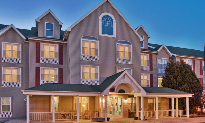 Birch Run Hotel | Country Inn & Suites by Radisson, Birch Run-Frankenmuth, MI