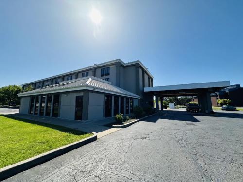 Canton Hotel | Country Inn & Suites by Radisson, Canton near Hall of Fame