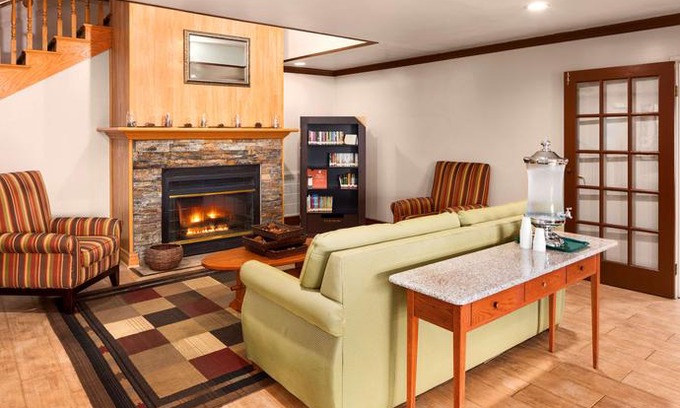 Forest Hills Hotel | Country Inn & Suites by Radisson Grand Rapids Airport MI