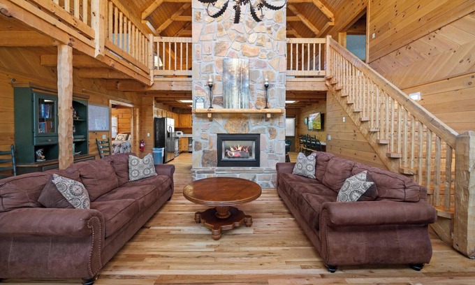 Gatlinburg - Pigeon Forge Cabin | Country Pines Lodge is located in the log home community of Country Pines