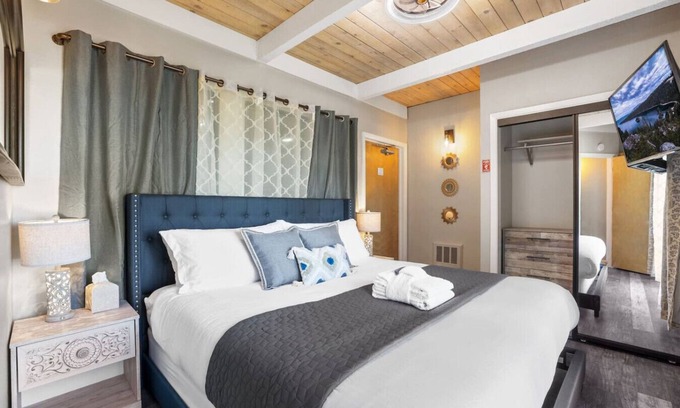 Tahoe Village House | Couple’s King Suite | Sauna & Balcony | Sleeps 3