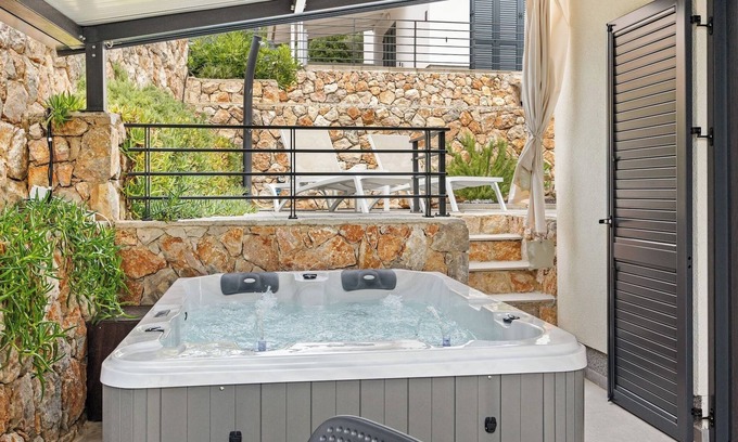 Cres Apartment | Couple's Vacation with Jacuzzi - Crepsa Paradise