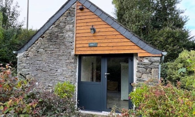 Sizun Bed & Breakfast | Couples' chambre d'hôte in Monts D'Arrée with access to heated swimming pool