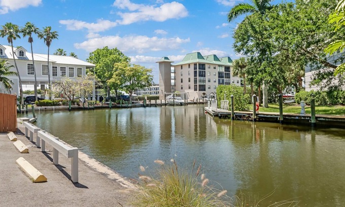 Vanderbilt Beach Apartment | Couples Hideaway, walk to Vanderbilt Beach