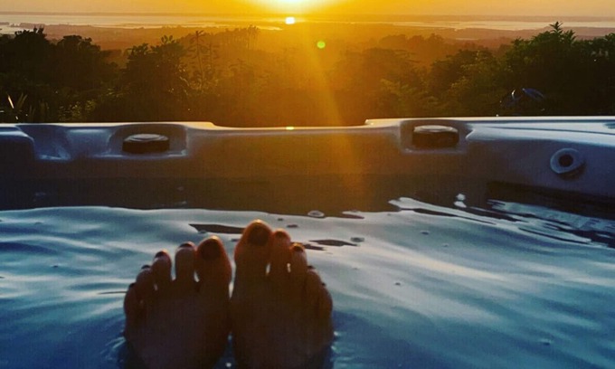 Aongatete Apartment | Couples Retreat with spectacular views and spa.