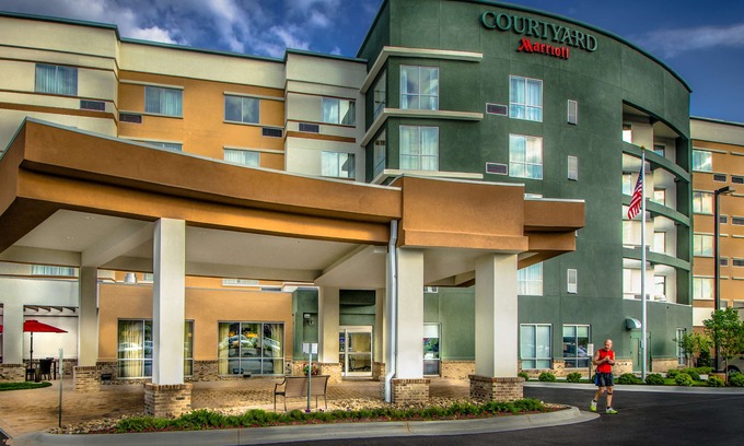 Charleston Hotel | Courtyard by Marriott Charleston Downtown/Civic Center