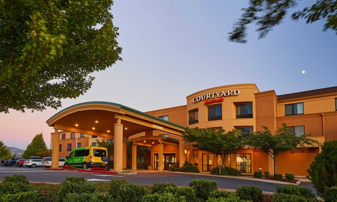 Medford Hotel | Courtyard Medford Airport