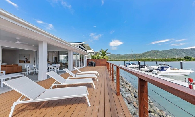 Airlie Beach House | Cove 18 Luxury Whitsunday Waterfront Beach House