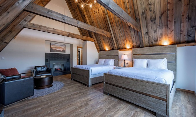 Thayerville Hotel | Cove Creek Lodge: 204 Poolside Double Queen Fireplace Room