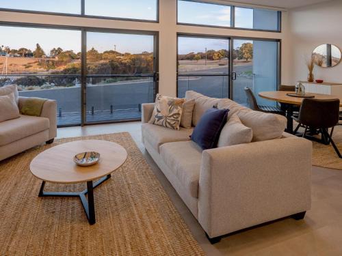 Penneshaw Apartment | Cove Landing Marina Apartment 3 YC Lily May