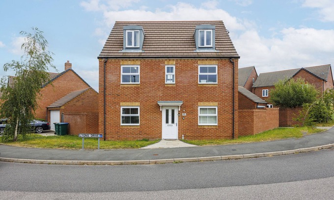 Gamston House | Coventry House for the Larger Group with Parking