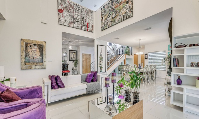 McAllen House | Covered Patio & Grill: Colorful McAllen Home