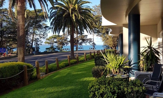 Cowes Apartment | Cowes Couples Retreat - Prime Beachfront Location