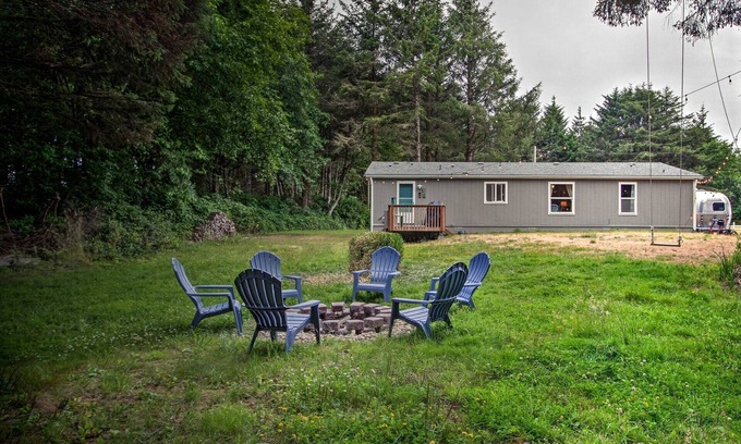 Oyehut-Hogans Corner House | Cozy 1 acre lot just 0.5 miles from Ocean Shores Beach w/Airstream & Hot Tub!