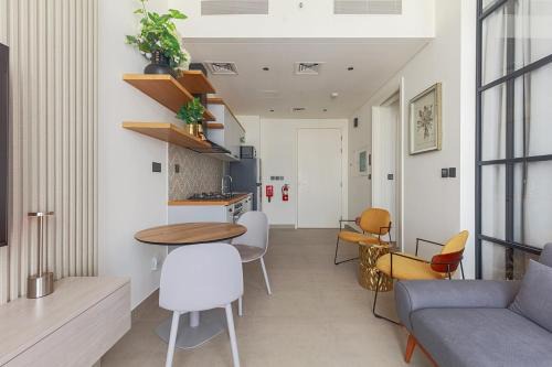 Dubai Apartment | Cozy 1 bdr apartment with pool and beach access