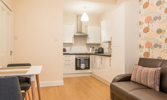 Gorgie Apartment | Cozy 1 bed Apartment in Edinburgh w/free parking!