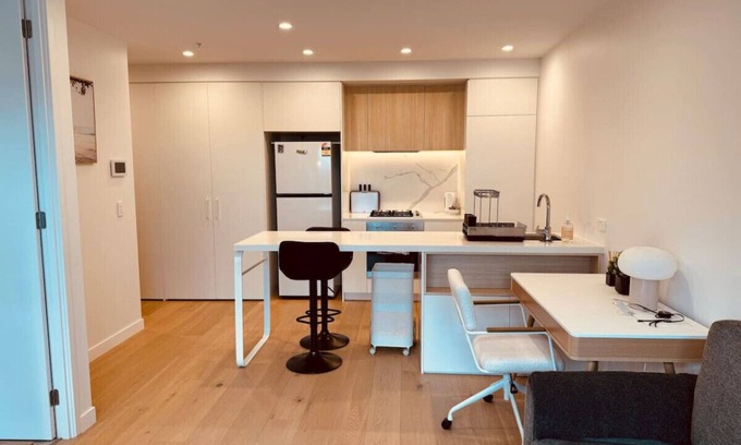 Box Hill Apartment | Cozy 1-Bed Flat with City Views