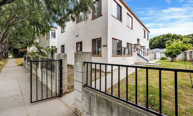 Pico Apartment | Cozy 1-bedroom apartment in terrific Santa Monica AC, WiFi, Free Parking Laundry