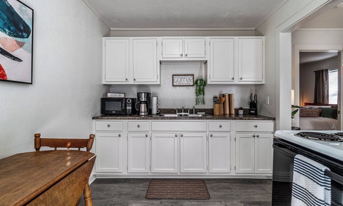 Borger Apartment | Cozy 1-bedroom apartment equipped with Wifi, a block away from Main st. Borger